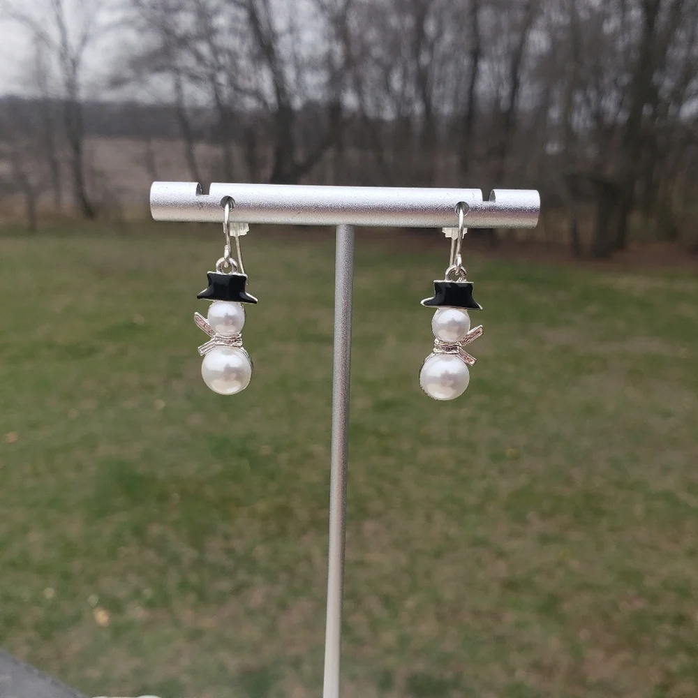 48. Elegant Snowman Pearl Earrings - Picture 2 of 7